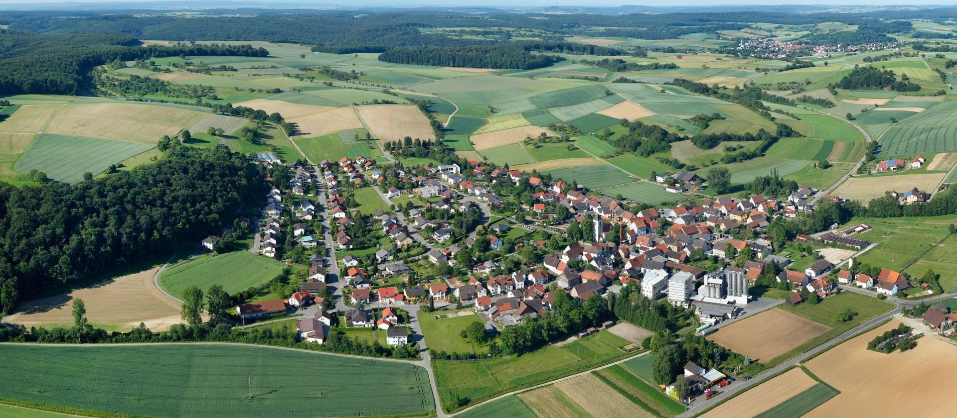 Ansicht aus der Luft des Ortsteils Flinsbach