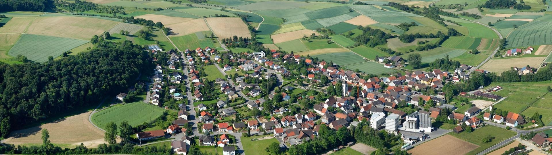Ansicht aus der Luft des Ortsteils Flinsbach